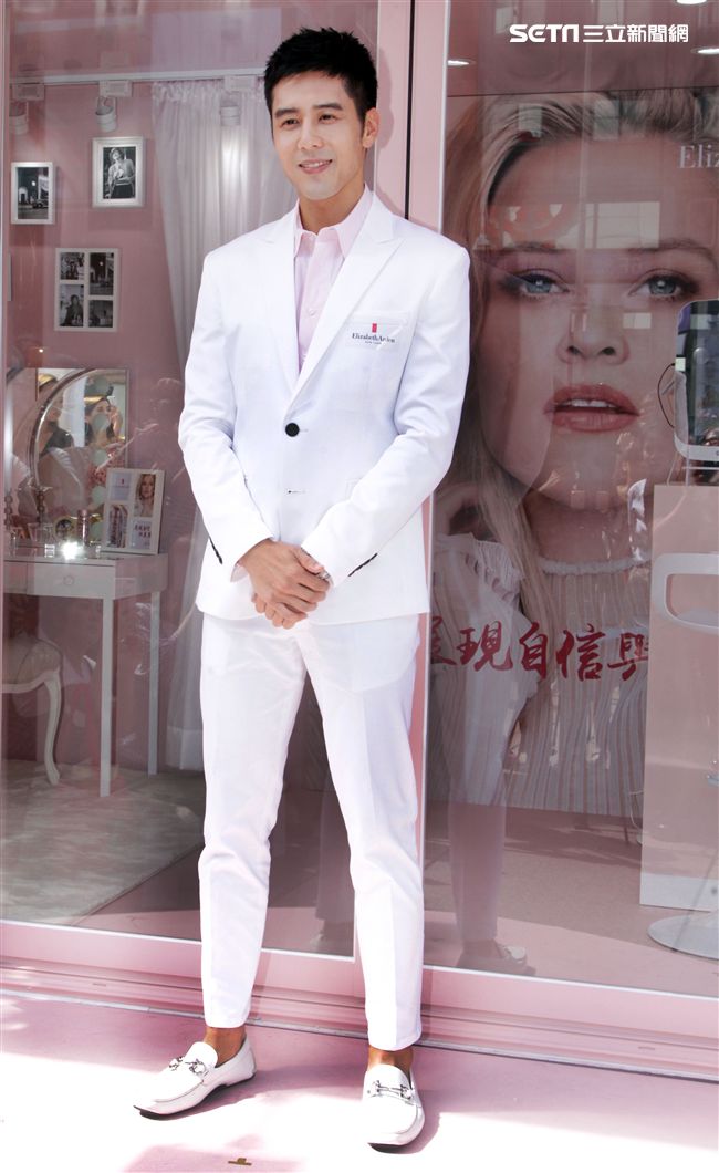 胡宇威出席保養品發表為粉絲保養皮膚。（記者邱榮吉/攝影）