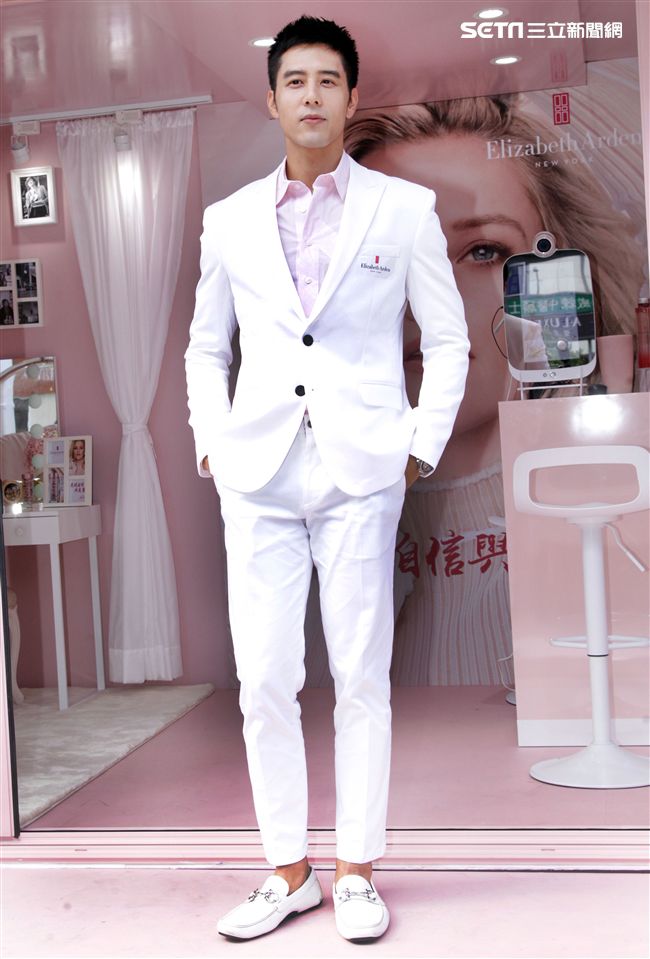 胡宇威出席保養品發表為粉絲保養皮膚。（記者邱榮吉/攝影）