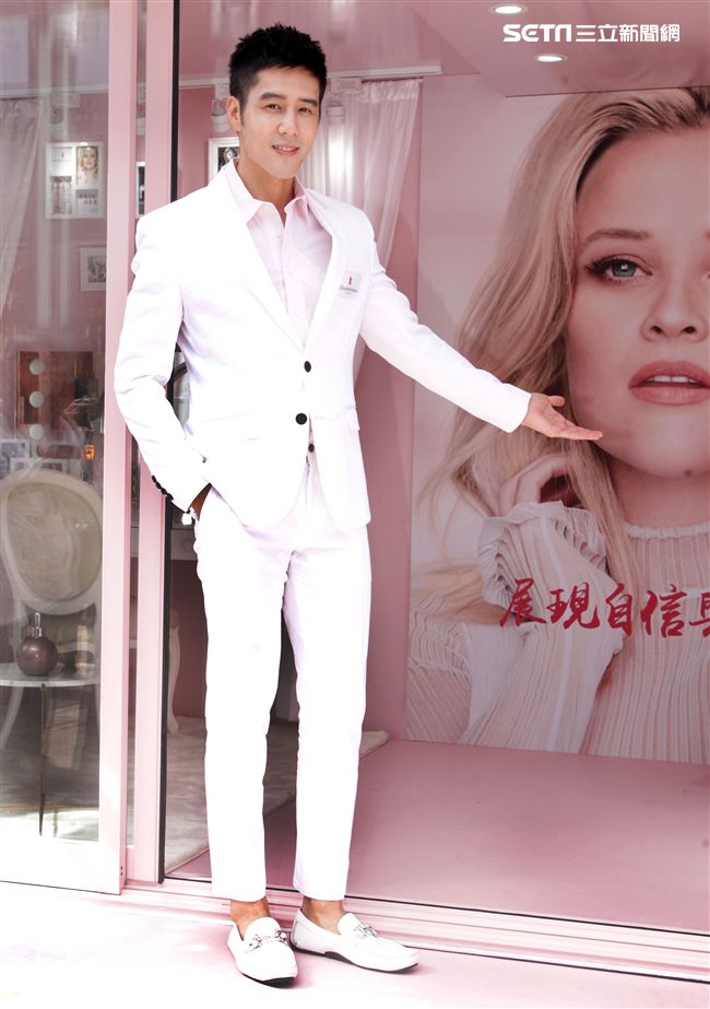 胡宇威出席保養品發表為粉絲保養皮膚。（記者邱榮吉/攝影）