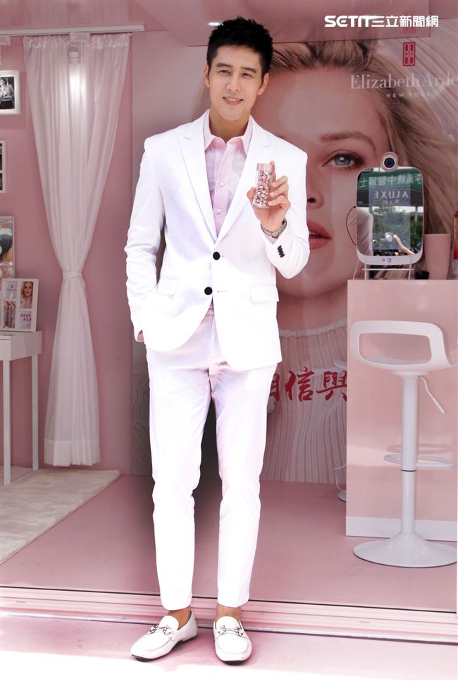 胡宇威出席保養品發表為粉絲保養皮膚。（記者邱榮吉/攝影）