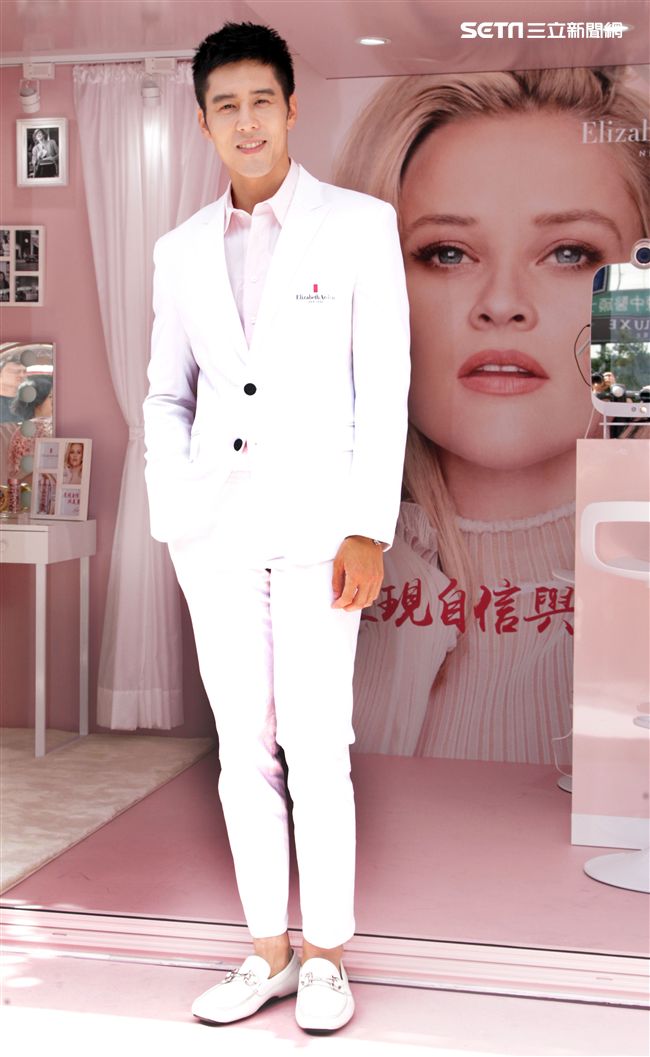 胡宇威出席保養品發表為粉絲保養皮膚。（記者邱榮吉/攝影）