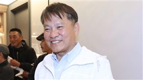 戴勝益推廣閱讀  盼書屋遍布全台鄉鎮王品創辦人戴勝益（前）為推廣閱讀所辦益品書屋，去年在台中開出第2店，他並透露目前有20多家企業正洽談結盟，但仍在保密階段，未來希望全台各鄉鎮都能有書屋，戴勝益也希望讓益品前進台南與高雄，靜待環境條件成熟。中央社記者裴禛攝  107年1月9日