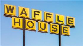 笨賊持BB槍搶劫　結果顧客有真槍…
搶劫,BB槍,真槍,Waffle House
翻攝自推特