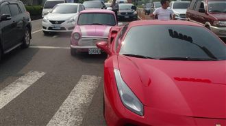 開MINI撞法拉利　男駕駛路邊狂哭