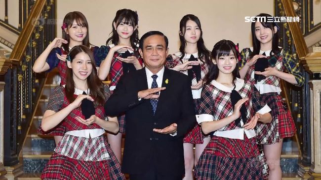 日女團太卡哇伊　鐵面首相嗨甩螢光棒