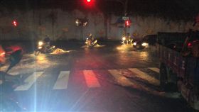 基隆自來水管破裂　水爆噴3層樓高（圖／翻攝自里長曾秀菁臉書）