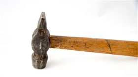 ▲鐵鎚,槌子。（示意圖／翻攝自Pixabay）
https://goo.gl/FZy484