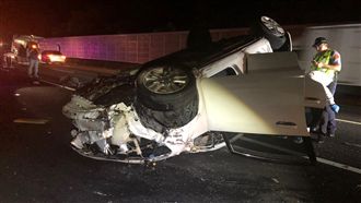 國道轎車失控翻覆　男女拋飛車外慘死
