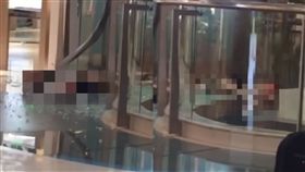 商場墜12樓正中玻璃 男慘遭分屍5塊（圖／翻攝自YouTube）