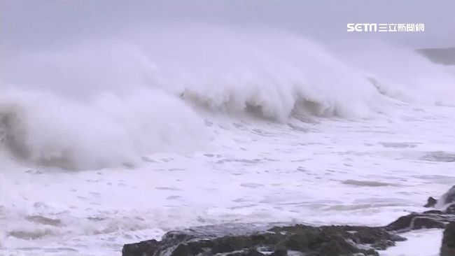 墾丁浪高2公尺　民眾觀浪喊「難得」