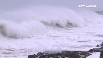 墾丁浪高2公尺　民眾觀浪喊「難得」