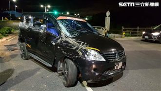 休旅車撞護欄翻覆　駕駛丟下老闆逃跑