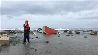 受山竹外圍影響　台東海濱鐵皮遭吹飛