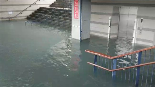 山竹挾帶狂風豪雨　公園淹成「泳池」