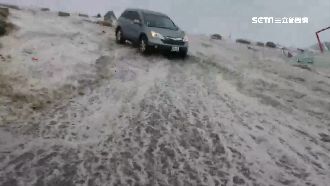 台東現大浪海水倒灌　休旅車險遭擊潰