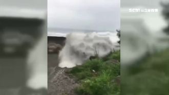 山竹逼近！台東「滔天巨浪」躍堤防