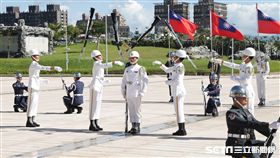 國防部長嚴德發慰勉三軍儀隊赴友邦聖克里斯多福建國紀念活動操演人員 國防部提供