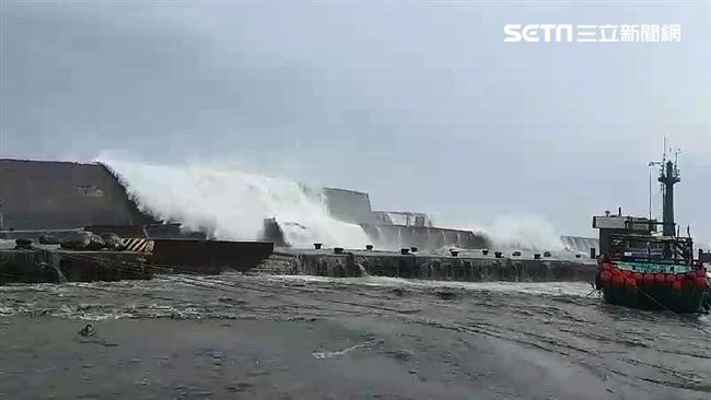 山竹威力驚人！東部掀起「驚天」巨浪