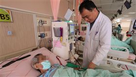 腎臟科醫師周哲毅說，腎功能不佳者因為中大分子尿毒素累積，容易導致皮膚變黑。（圖／亞大醫院提供）