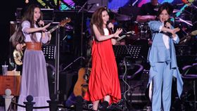 女子天團S.H.E（11）晚在兩廳院藝文廣場舉辦「十七音樂會｣，22首歌曲讓2萬名歌迷聽得如癡如醉。（記者邱榮吉/攝影）