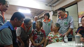 阿公、阿嬤歡喜齊聚士林神農宮畫柚迎中秋，提前為中秋活動暖身。（圖／台北市聯合醫院提供）