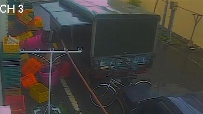 台東小巷強風吹翻貨車　街道瞬間乾淨