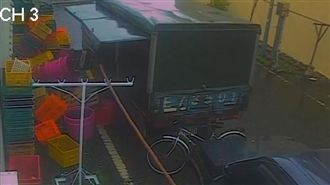 台東小巷強風吹翻貨車　街道瞬間乾淨