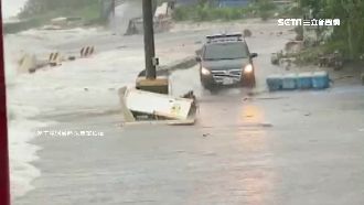 執行任務遇6米巨浪！巡邏車破浪脫困