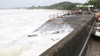 山竹夾帶暴風雨！墾丁南灣沙灘變海浪