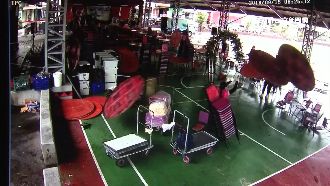 喜宴遇強風　圓桌如飛盤、桌椅空中飛