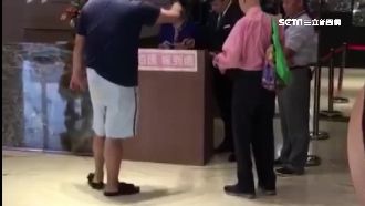 餐廳沒訂位！奧客拍桌「飆高音」咆哮