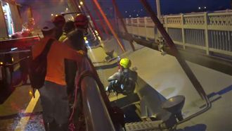 男撿玫瑰石受困立霧溪　警消驚險救援