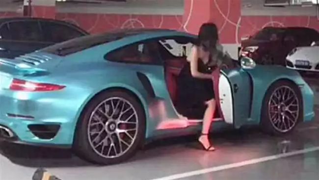 她開男友跑車「賣淫」！原因令人傻眼