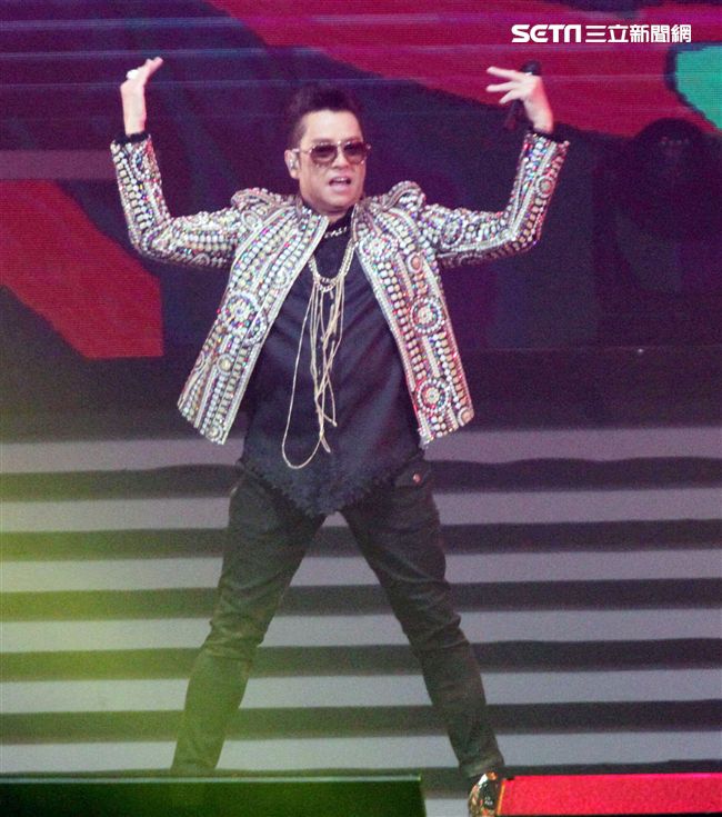 譚詠麟「銀河歲月40載｣世界巡迴演唱會，引爆台北小巨蛋，一連串經典好歌粉絲嗨翻天。（記者邱榮吉/攝影）