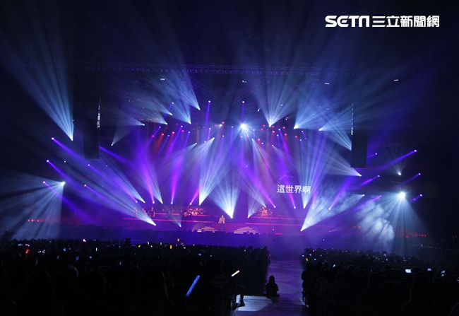 譚詠麟「銀河歲月40載｣世界巡迴演唱會，引爆台北小巨蛋，一連串經典好歌粉絲嗨翻天。（記者邱榮吉/攝影）