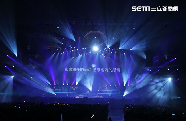 譚詠麟「銀河歲月40載｣世界巡迴演唱會，引爆台北小巨蛋，一連串經典好歌粉絲嗨翻天。（記者邱榮吉/攝影）