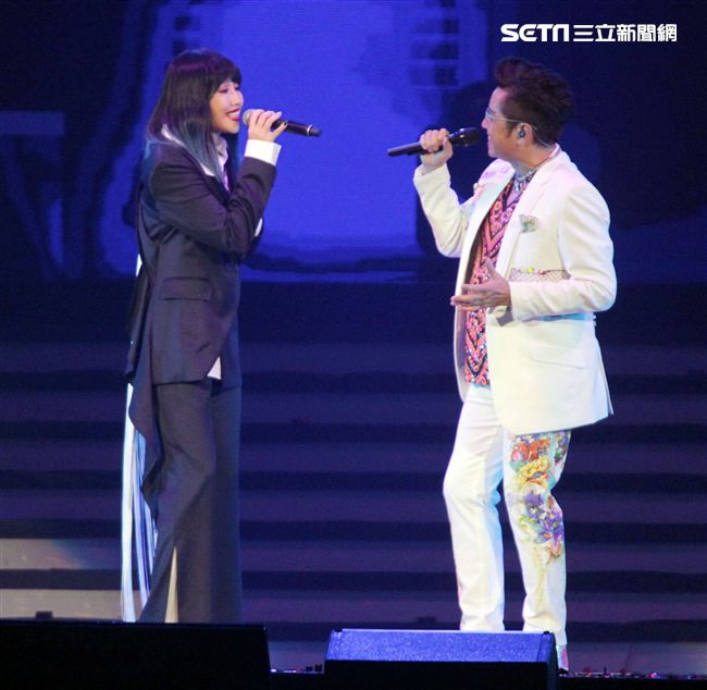 譚詠麟「銀河歲月40載｣世界巡迴演唱會，A-Lin現身兩人合唱「遊子」。（記者邱榮吉/攝影）