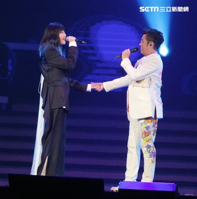 譚詠麟「銀河歲月40載｣世界巡迴演唱會，A-Lin現身兩人合唱「遊子」。（記者邱榮吉/攝影）