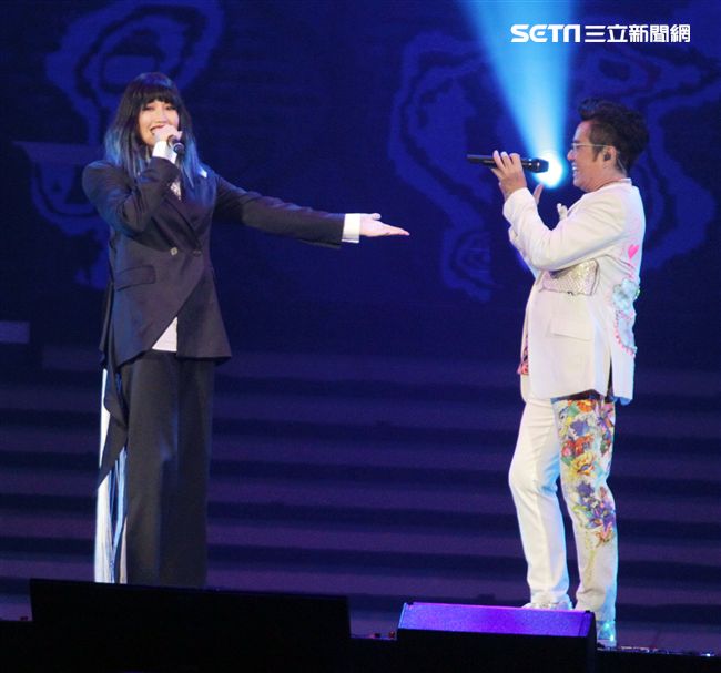 譚詠麟「銀河歲月40載｣世界巡迴演唱會，A-Lin現身兩人合唱「遊子」。（記者邱榮吉/攝影）
