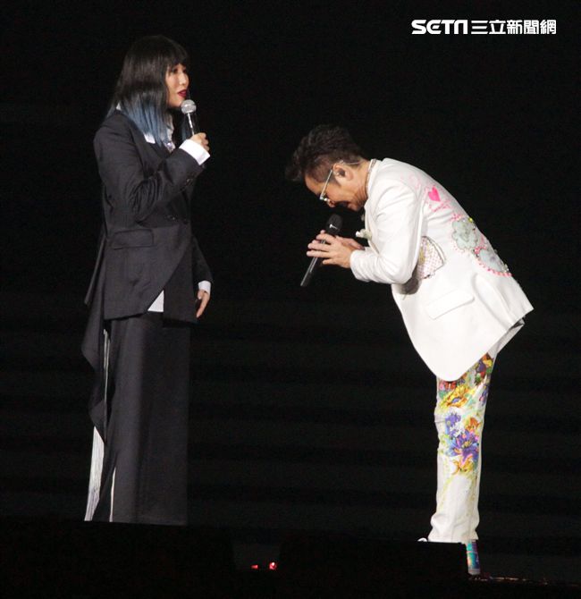 譚詠麟「銀河歲月40載｣世界巡迴演唱會，A-Lin現身兩人合唱「遊子」。（記者邱榮吉/攝影）