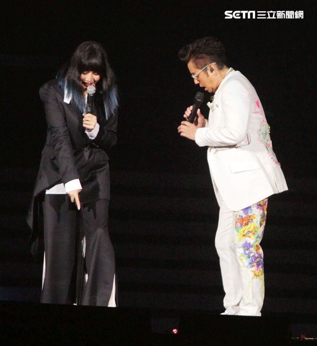 譚詠麟「銀河歲月40載｣世界巡迴演唱會，舞台上發生了小小意外事故A-Lin高跟鞋卡住，現場哄堂大笑。（記者邱榮吉/攝影）