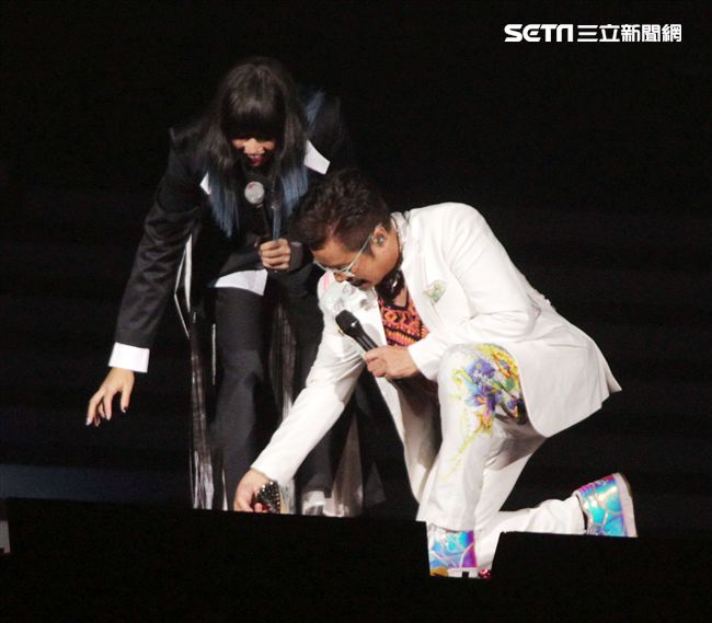 譚詠麟「銀河歲月40載｣世界巡迴演唱會，舞台上發生了小小意外事故A-Lin高跟鞋卡住，現場哄堂大笑。（記者邱榮吉/攝影）