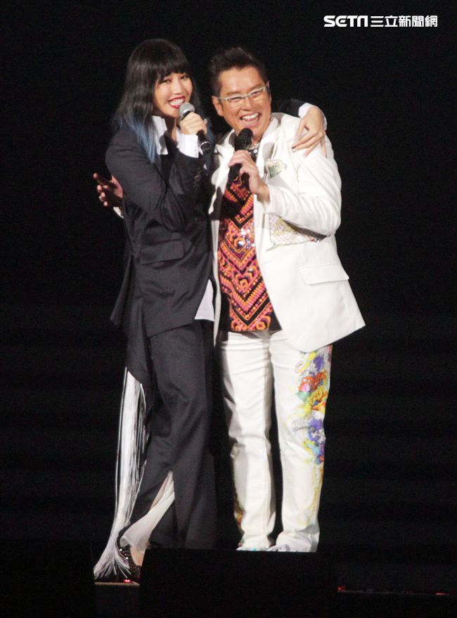 譚詠麟「銀河歲月40載｣世界巡迴演唱會，A-Lin現身兩人合唱「遊子」。（記者邱榮吉/攝影）