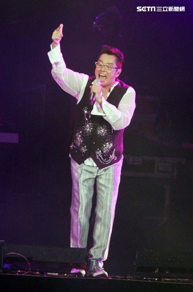 譚詠麟「銀河歲月40載｣世界巡迴演唱會，引爆台北小巨蛋，一連串經典好歌粉絲嗨翻天。（記者邱榮吉/攝影）