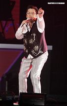 譚詠麟「銀河歲月40載｣世界巡迴演唱會，引爆台北小巨蛋，一連串經典好歌粉絲嗨翻天。（記者邱榮吉/攝影）