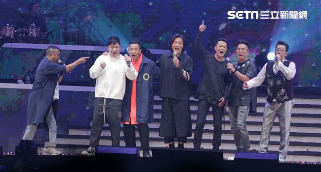 譚詠麟「銀河歲月40載｣世界巡迴演唱會，曾志偉、錢嘉樂、陳小春、鄭伊健、謝天華、林曉峰一一跑上台合唱（記者邱榮吉/攝影）