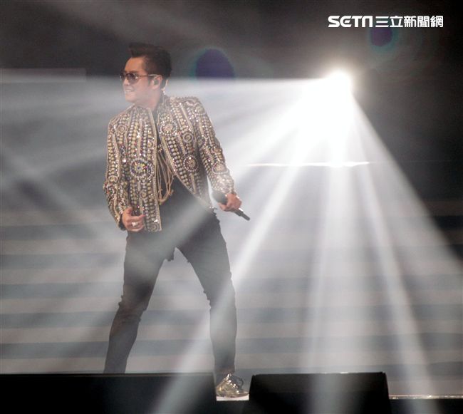 譚詠麟「銀河歲月40載｣世界巡迴演唱會，引爆台北小巨蛋，一連串經典好歌粉絲嗨翻天。（記者邱榮吉/攝影）