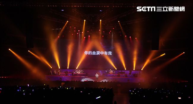 譚詠麟「銀河歲月40載｣世界巡迴演唱會，引爆台北小巨蛋，一連串經典好歌粉絲嗨翻天。（記者邱榮吉/攝影）