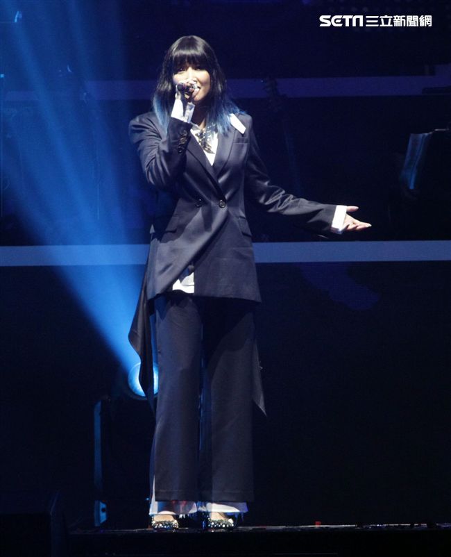 譚詠麟「銀河歲月40載｣世界巡迴演唱會，A-Lin現身兩人合唱「遊子」。（記者邱榮吉/攝影）