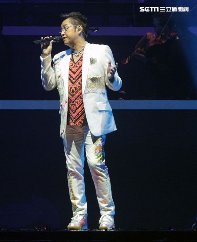 譚詠麟「銀河歲月40載｣世界巡迴演唱會，引爆台北小巨蛋，一連串經典好歌粉絲嗨翻天。（記者邱榮吉/攝影）